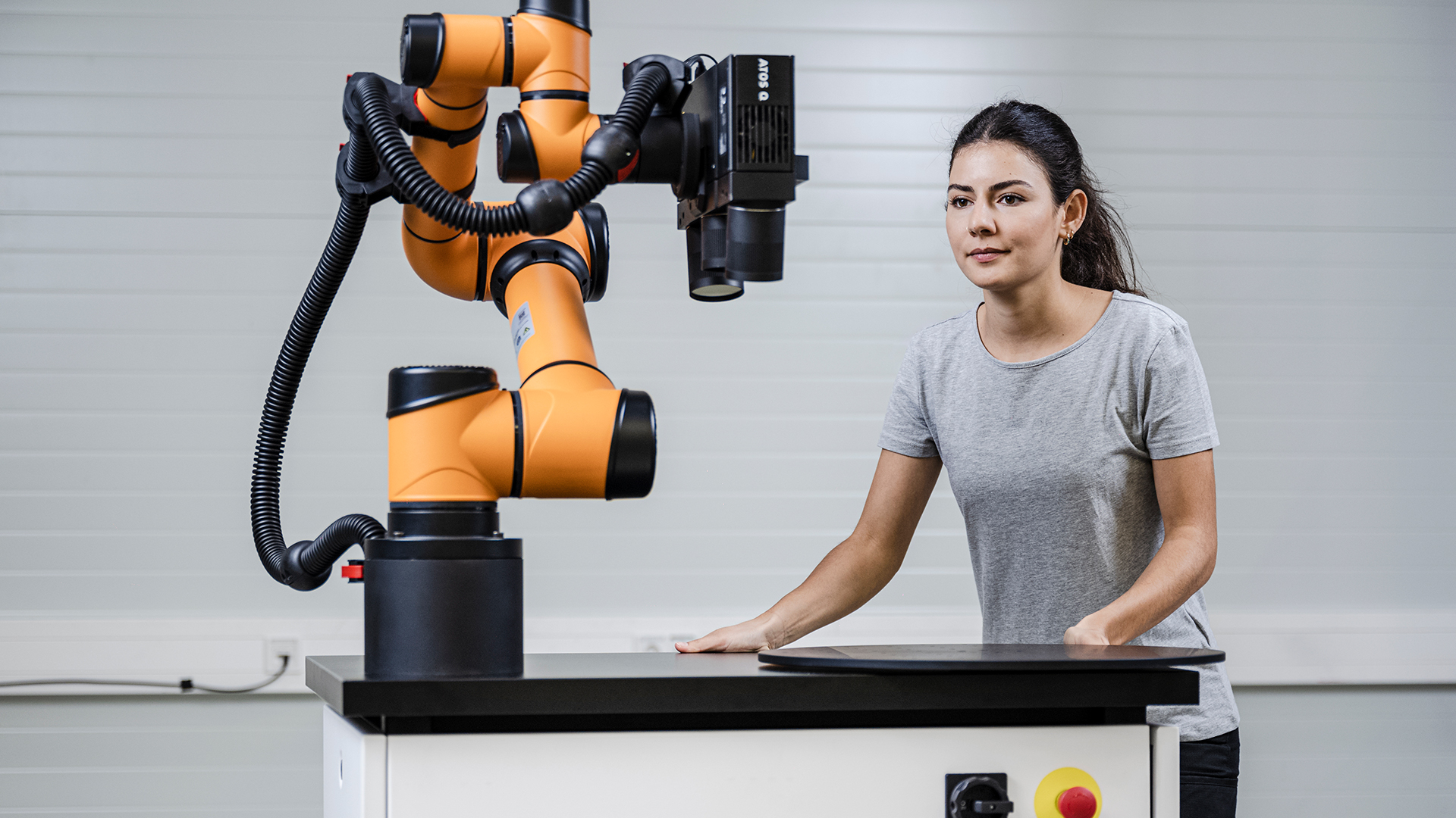 ZEISS ScanCobot moved by woman