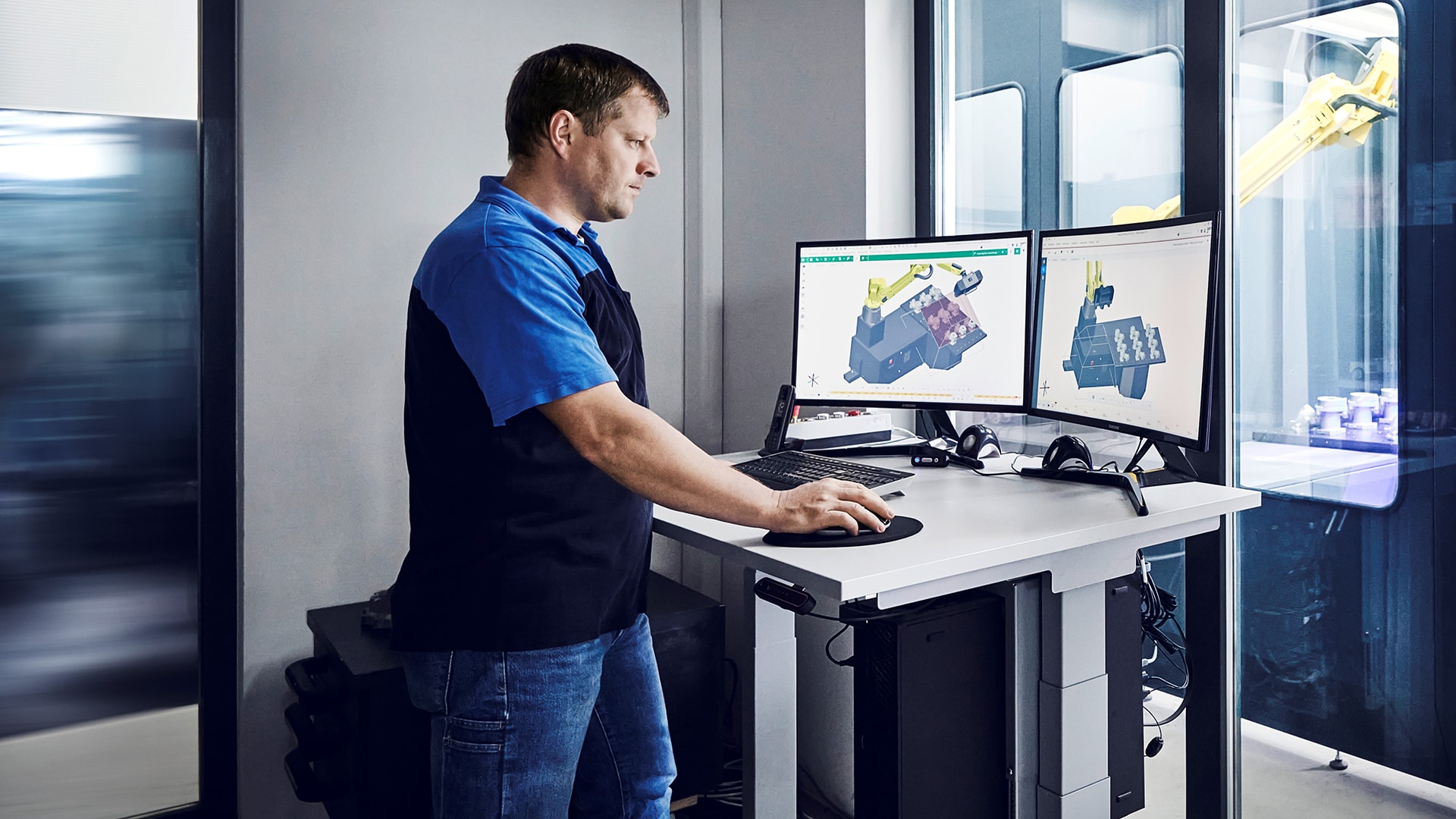 The foundry's metrologist imports the CAD data set together with the corresponding measurement plan into the virtual measuring room of the software GOM Inspect Pro. During each measurement, the system checks whether the results meet the quality criteria.