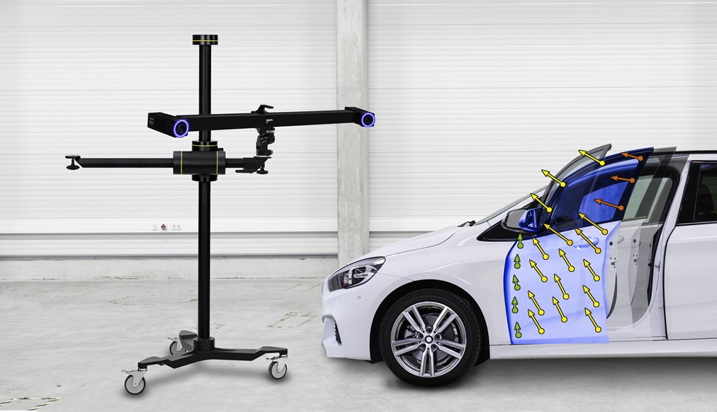 Telecamera ARAMIS 3D con cavalletto durante l’analisi di un’auto